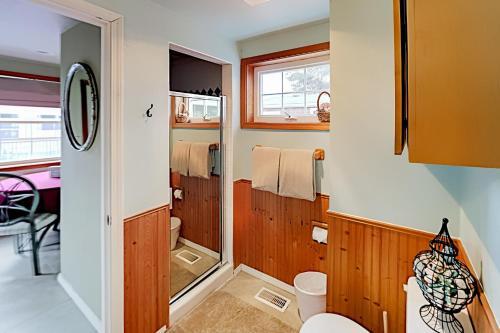 3-suite Charmer - Wraparound Deck, Walk To Beach Home