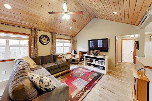 3-suite Charmer - Wraparound Deck, Walk To Beach Home
