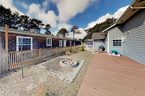 3-suite Charmer - Wraparound Deck, Walk To Beach Home