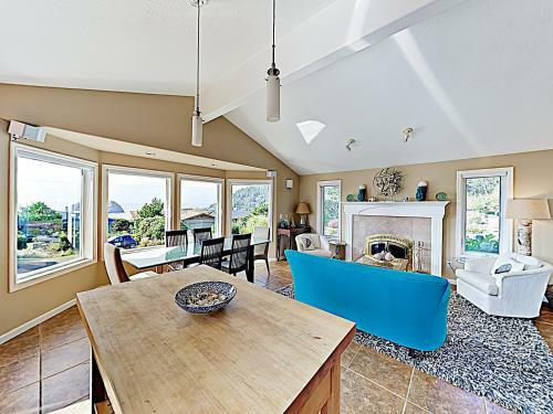 Stunning Coastal Getaway With Firepit, Walk To Beach Home