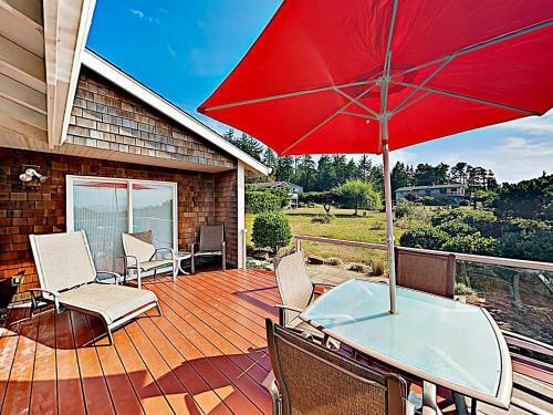 Stunning Coastal Getaway With Firepit, Walk To Beach Home