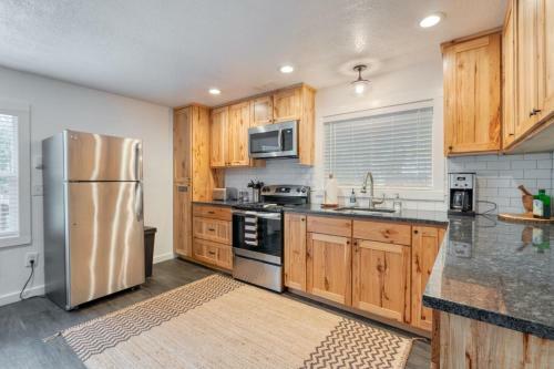 Riverbend Cabins 2&3 W/private Hot Tubs!