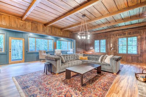 Hygge Cabin On The River