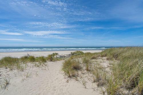 Beach Bliss I Private Path To Rockaway Beach Home