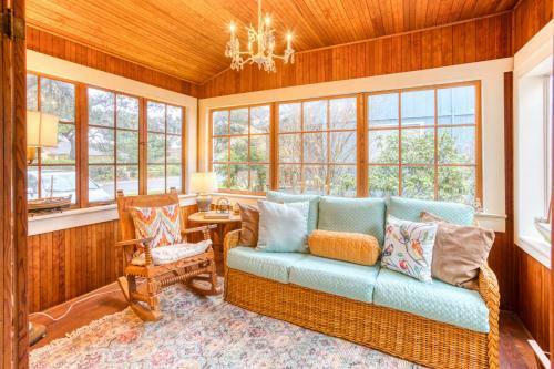 Seaside Classic Cozy Bungalow