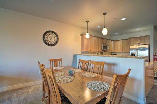 Apartamento Riverfront Condo Half Mile To Beach And Shops!