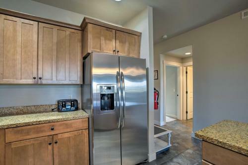 Apartamento Riverfront Condo Half Mile To Beach And Shops!