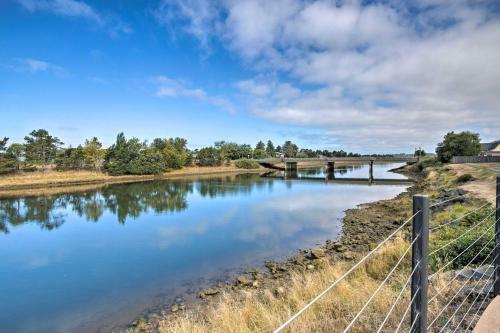 Apartamento Riverfront Condo Half Mile To Beach And Shops!