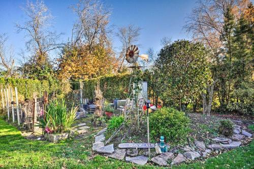 Sherwood Retreat With Yard, Walk To Old Town!