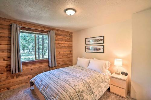 Modern Sunriver Escape Private Deck, Hot Tub