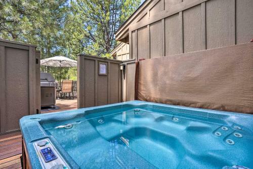 Modern Sunriver Escape Private Deck, Hot Tub