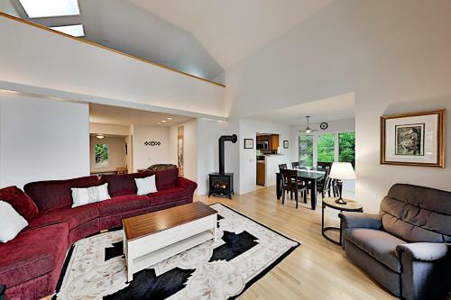 Tranquil Waterfront Getaway - Steps To Bay Home