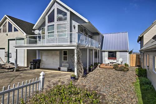 Waldport Beach House With Loft And Ocean Views!