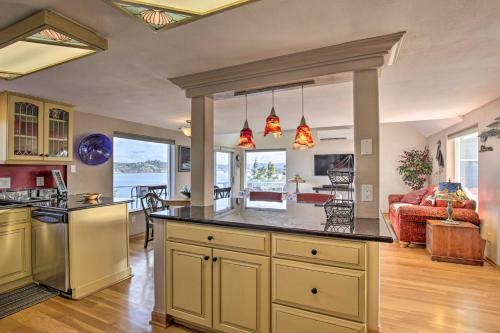 Waldport Beach House With Loft And Ocean Views!