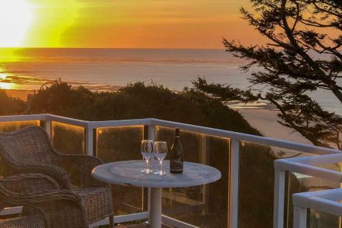 Waldport Beach House With Loft And Ocean Views!