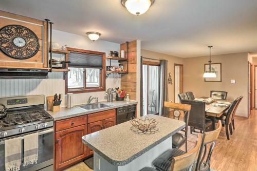 Pocono Mountains Retreat With Pool Table And Hot Tub!