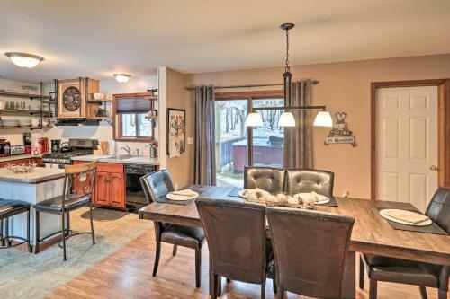 Pocono Mountains Retreat With Pool Table And Hot Tub!