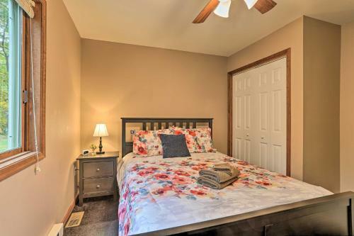 Pocono Mountains Retreat With Pool Table And Hot Tub!