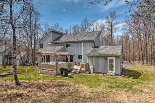 Pocono Mountains Retreat With Pool Table And Hot Tub!