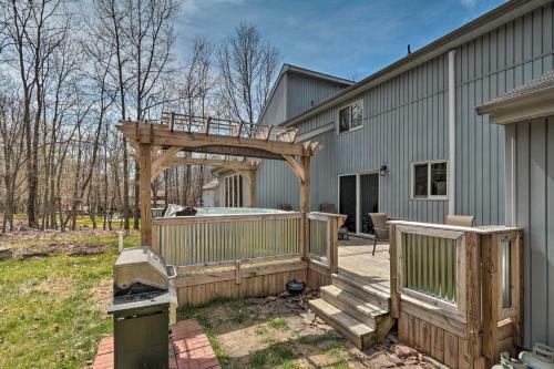 Pocono Mountains Retreat With Pool Table And Hot Tub!