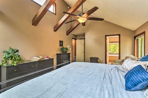 Pocono Mountains Retreat With Pool Table And Hot Tub!