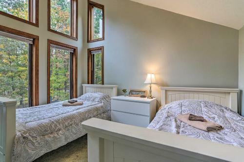Pocono Mountains Retreat With Pool Table And Hot Tub!