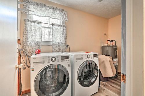 Poconos Home With Community Pool 2 Mi To Lake!