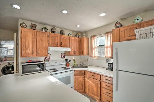 Poconos Home With Community Pool 2 Mi To Lake!