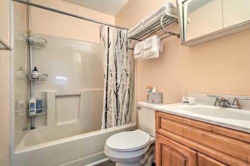 Poconos Home With Community Pool 2 Mi To Lake!