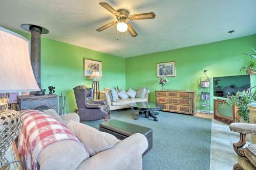 Vintage Farmhouse 2.4 Miles To Mount Pleasant Ski!