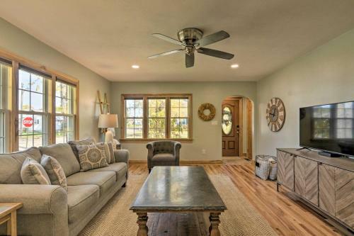 Cozy Modern Home 2 Miles From Downtown Erie!