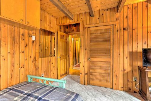 Pocono Mountains Getaway By River And Ski Area!