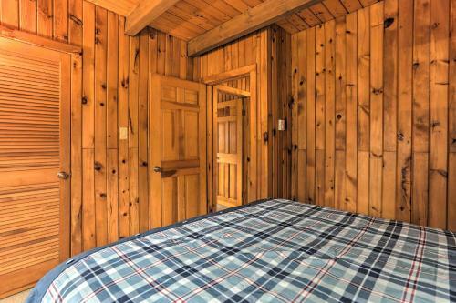 Pocono Mountains Getaway By River And Ski Area!