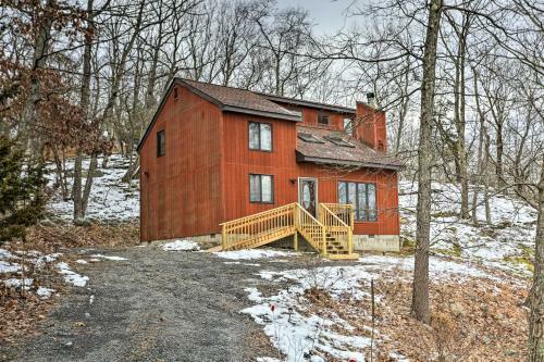 Charming Poconos Abode With Grill And Fire Pit!