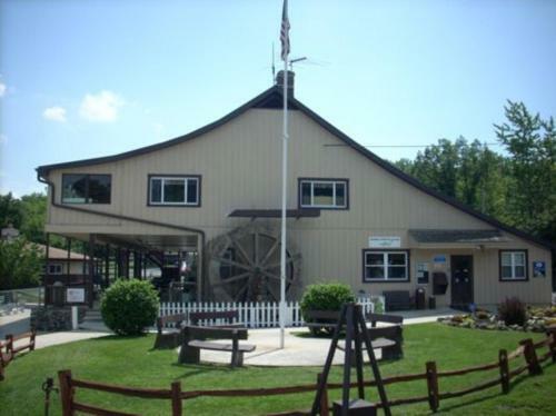 Round Top Premiere Cottage 6
