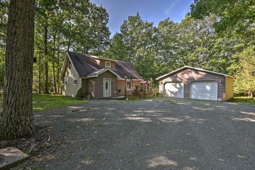 Peaceful Home With Deck Near Lake Wallenpaupack!