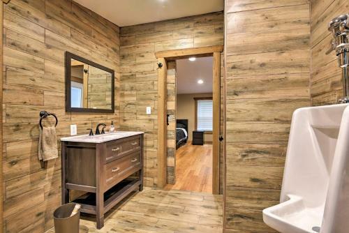 Spacious Kunkletown Home With Full Game Room And Deck!
