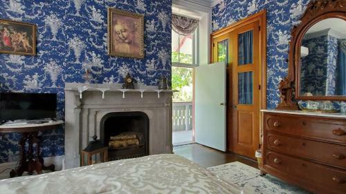 Gifford-risley House Bed And Breakfast