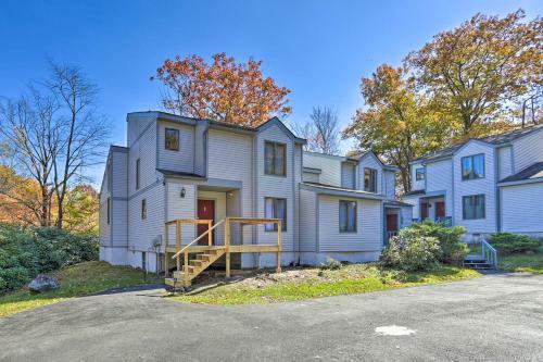 Poconos Home With Shared Pool, 9 Mi From Jack Frost!