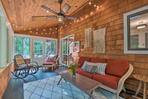 Elevated Forest Escape With Deck And Walk To Pool