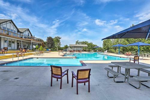Saw Creek Cabin With 2 Decks And Resort Pool Access