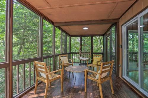 Saw Creek Cabin With 2 Decks And Resort Pool Access
