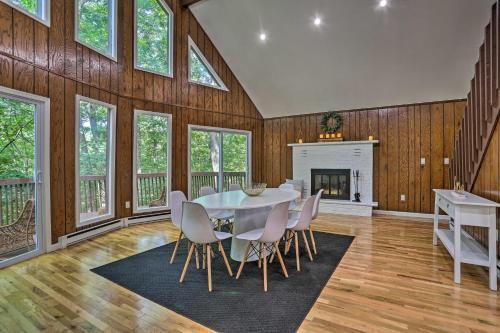 Saw Creek Cabin With 2 Decks And Resort Pool Access