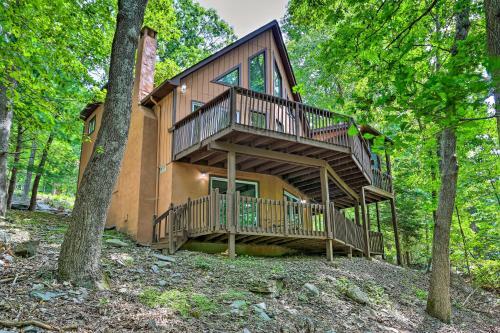 Saw Creek Cabin With 2 Decks And Resort Pool Access
