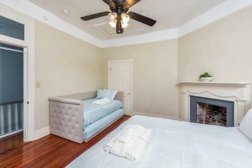 Top Floor Home At Queen Victorian!
