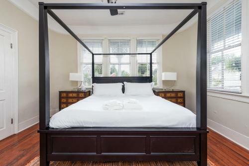 Top Floor Home At Queen Victorian!
