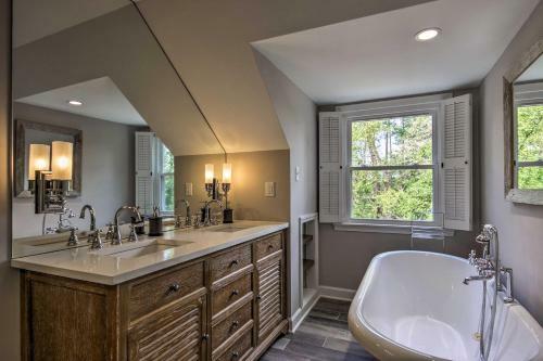 Renovated Lakefront Home With Dock - 11 Mi To Clemson