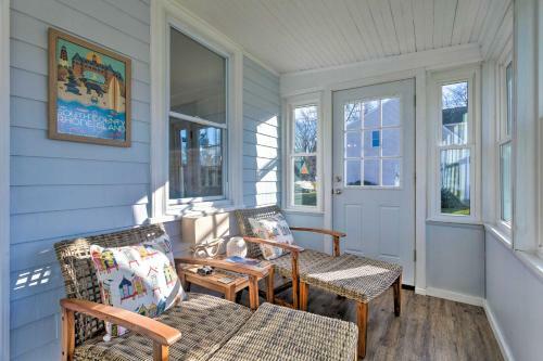 Charming Cottage About 5 Mi To Narragansett Beach!