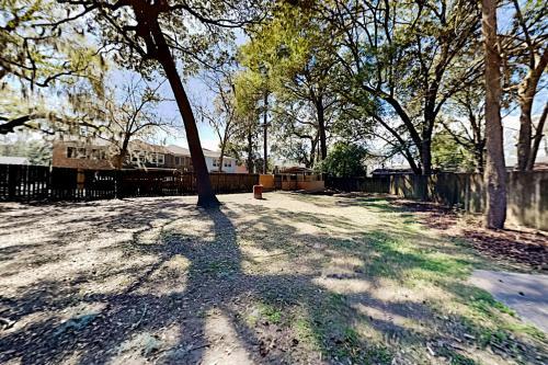 Charming Home On Cul-de-sac - Game Room & Firepit Home