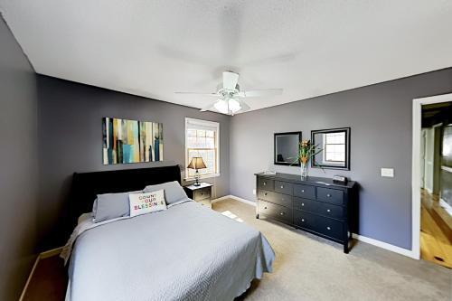 Charming Home On Cul-de-sac - Game Room & Firepit Home